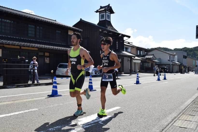 城下町で熱戦を繰り広げる選手たち