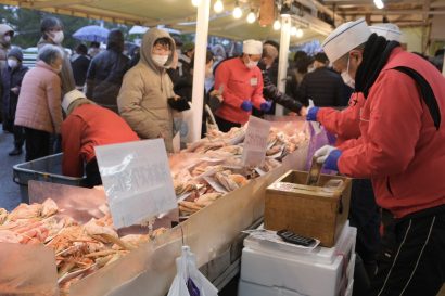 年の瀬の新潟県内、年末年始のご馳走を求める買い物客で賑わう【ピア万代、ぷらっと本町、寺泊魚の市場通り】