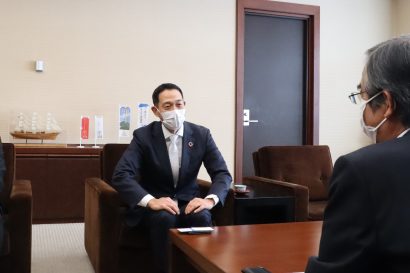 ５００人規模の採用を計画、ＴＭＪ（東京都）が新潟センター開設を新潟県の佐久間豊副知事らに報告