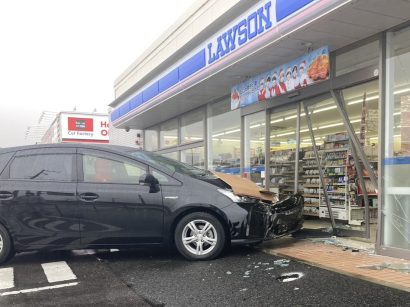 新潟市東区内のコンビニエンスストアで自動車が店舗に衝突する交通事故発生