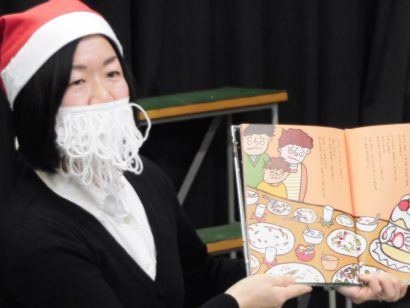 絵本の読み聞かせでクリスマス気分　新潟県長岡市の図書館で絵本の読み聞かせイベント開催