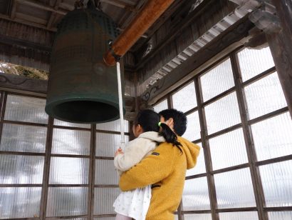 「真っ新な気持ちで新年を」　新潟県長岡市・法明院で除日・除夜の鐘撞き行われる