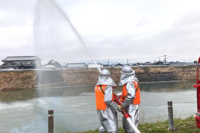 【動画あり】「地域の安心安全を守る」新潟市消防団南方面隊が出初式を開催、中ノ口川右岸から対岸に向けて一斉放水