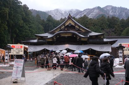 彌彦神社（新潟県弥彦村）、２０２３年も初詣で賑わう