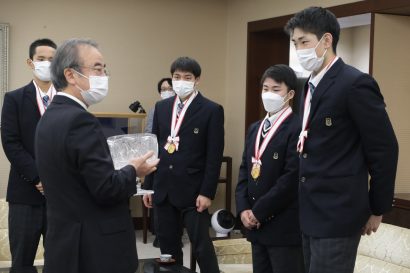 開志国際高等学校男子バスケットボール部、新潟県の花角英世知事を表敬訪問