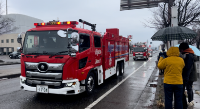 【動画ニュース】新潟県上越市の消防出初式で消防車両が防火パレード