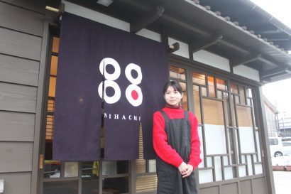 【村上新聞】町屋通りにカフェ酒場「NIHACHI」オープン　木の温もりと自家製料理味わって