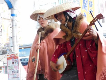 新年の街に祝いの歌響く、新潟県長岡市で「越後瞽女唄才蔵ズ」らによる「蔵開き門付け」