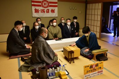 新潟で戦われた棋王戦第３局、渡辺明棋王が藤井聡太五冠を退ける。史上最年少六冠は持ち越しに