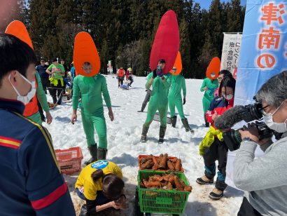 雪下にんじんを掘り出せ！　「津南の雪下にんじん掘り競争2023」がニュー・グリンピア津南周辺で実施【動画あり】