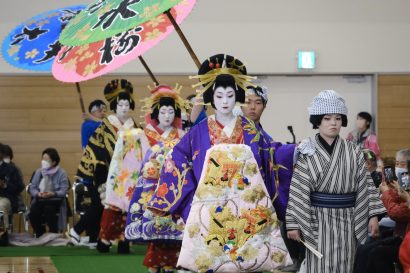 桜まつりの最後を飾る「分水おいらん道中」、華やかな姿で1,000人近い観客を魅了【新潟県燕市】