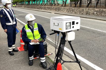 【動画あり】スピード違反を自動撮影し後日出頭要請！新潟県内でも導入が始まった「移動式オービス」、狭い通学路でも活躍