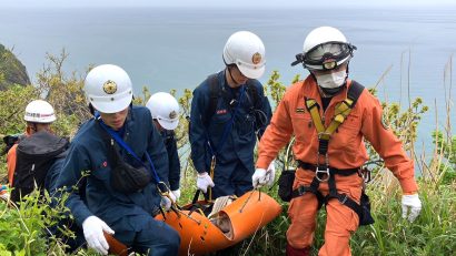 GWの登山客増を見据え、角田浜で新潟市西蒲消防署、秋葉消防署、西蒲警察署が合同山岳救助訓練を実施