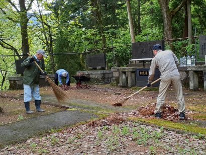 【長岡新聞】鎮魂を祈り慰霊碑広場を清掃、ガ島・ビルマ方面の戦没者を慰霊、「ソロモン会」も参加