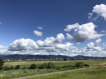 【天気予報】25日の新潟県内は晴れ時々くもり、高気圧に覆われるが上空の気圧の谷や湿った空気の影響を受ける見込み