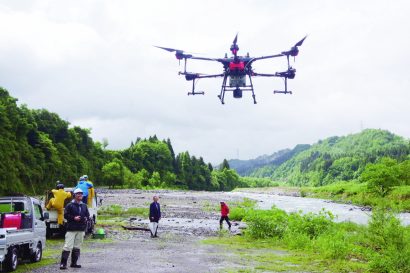 【妻有新聞】ドローン活用でアユ稚魚放流　中魚沼漁協が県内初　軽労化、広範囲で放流可能