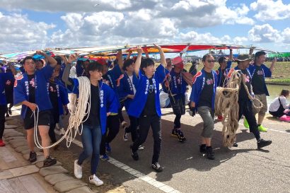 【大盛況】新潟市南区で初夏を彩る風物詩「白根大凧合戦」が開催中、新潟県の花角知事も観戦