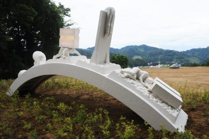 【妻有新聞】感性に響く、芸術祭の象徴　カバコフ氏死去89歳　平和・共生を世界へ発信