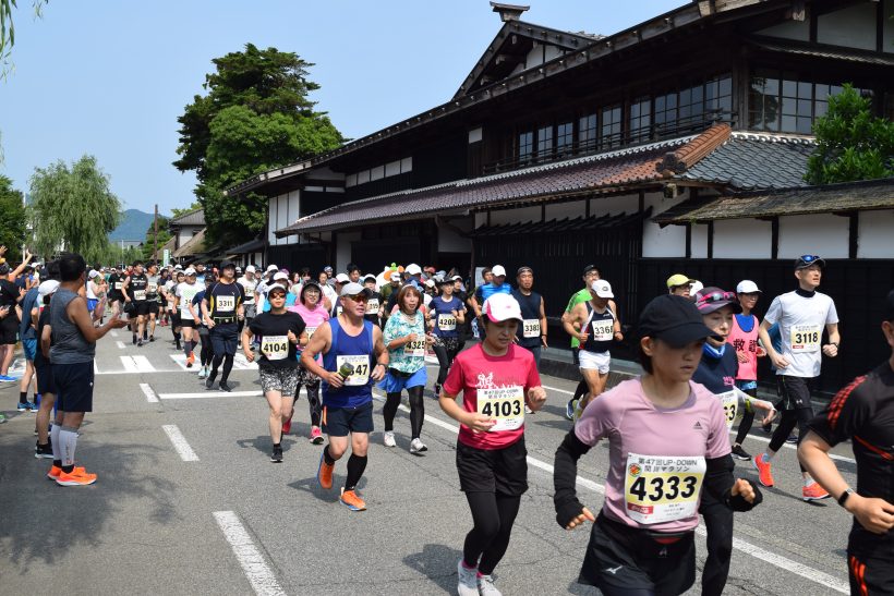 渡辺邸前をスタートするランナーたち