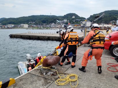 【長岡新聞】海の安全は我々が守る　ドローンを使った水難救助訓練　与板消防署