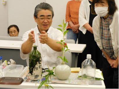 【華美なものは飾らない】アオーレ長岡で古典茶花の講習会　指導は岩田宗玹氏（新潟県長岡市）