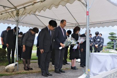 【新潟県三条市】7.13水害から19年、慰霊碑に花　滝沢市長「市役所職員の半数に水害経験がない、防災意識高める契機に」