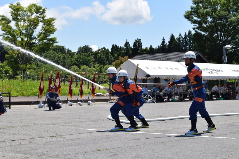 消防団員が日頃の練習の成果を競った