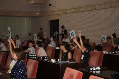 【どうして県議になったの？】「夏休み！県議会探検ツアー」開催、小学生が新潟県の議場を体験！