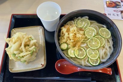 【キシャメシ】8月18日　すだちうどんと枝豆のかき揚げ、おもてなし広場（新潟県弥彦村）