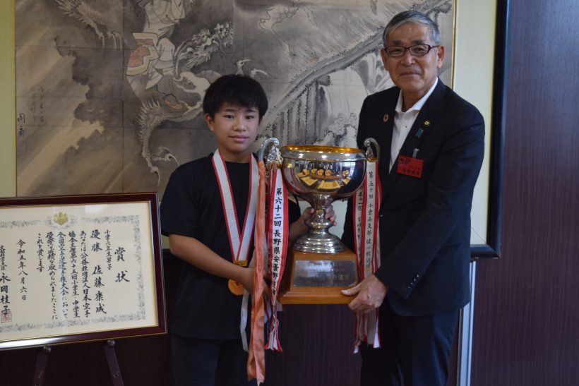 高橋市長に全国優勝を報告した