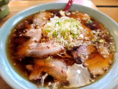 【キシャメシ】チャーシューが多い、平日開店前から大行列 　2時間半１品のラーメンだけで勝負するラーメン恵比寿（新潟県五泉市）＜再掲載＞