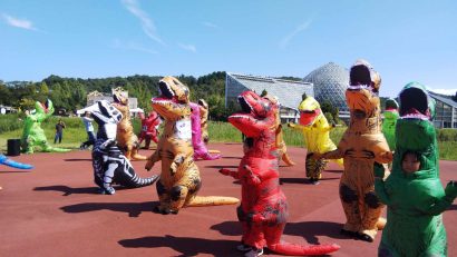 【笑ってはいけない真剣勝負！？】 新潟県立植物園でティラノサウルスレース開催「恐竜と花展」最終日に（新潟県新潟市秋葉区）（再掲載）