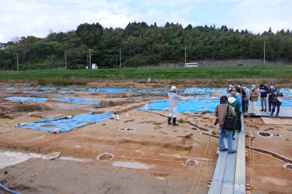 【古墳時代の重要拠点か】新潟県燕市が「石港遺跡」の発掘現場と出土品を公開、子持勾玉や大型竪穴建物の遺構も発見