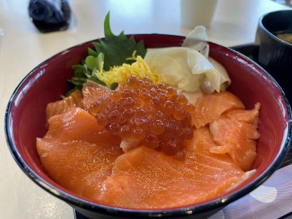 【キシャメシ】「おもてなし広場」（新潟県弥彦村）リベンジ、ブランド米の「鮭いくら丼」