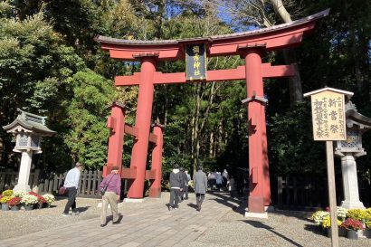 【高所作業車を活用】西蒲署が彌彦神社周辺の信号機などの清掃活動を行った東北電力グループ企業を表彰