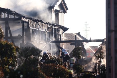 【黒い煙が出ています】新潟市西区内の一般住宅敷地内で火災が発生し鎮火