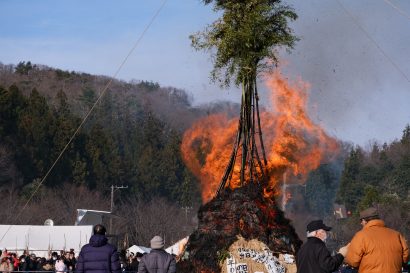 【写真コラム】巨大な炎へ祈り込め……高さ13メートルの「塞の神」、今年も多くの人で賑わう　道の駅国上（新潟県燕市）