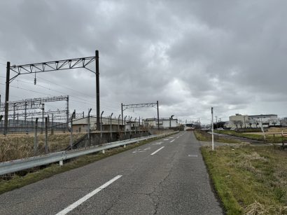 【夜道でスピードを出していた可能性】歩行中の男子高校生が車に跳ねられ重傷、軽自動車を運転していた女性（64歳）を現行犯逮捕（新潟市東区）