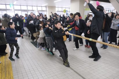 【燕VS三条　宿命の戦い】燕三条駅で綱引き大会、計120人以上が参加　両市の戦いは白熱の接戦に