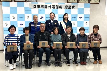 【犯人へ「録音する」と警告】新潟南警察署で遠藤麻理さんがキャンペーン当選者に「防犯機能付き電話機」を贈呈