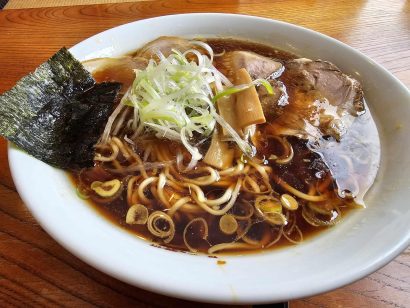 【キシャメシ】石原裕次郎を好きな店　自家製手打麺「あづまや本店」しょうが醤油らーめん（新潟県魚沼市）