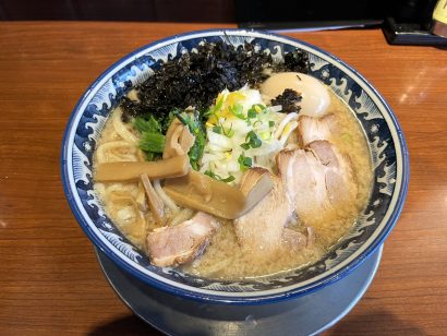 【キシャメシ】遅めの昼食は行列のできる燕の名店へ、王風珍の「得盛りらーめん」