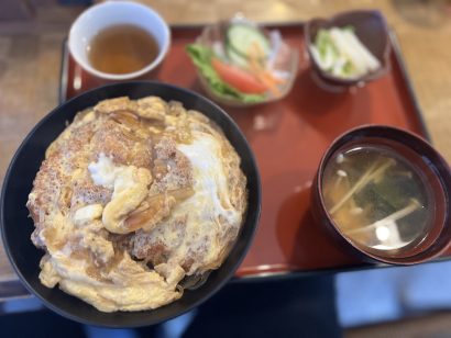 【キシャメシ】創業110年の老舗食堂で「つゆだくカツ丼」をペロペロと食べちゃいました！