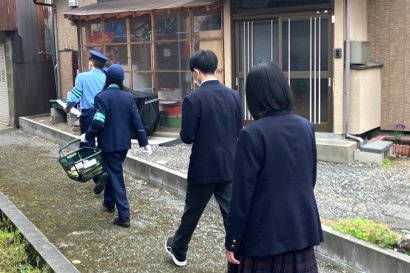 【学生たちが立ち上がる】警察と中条高校の生徒が高齢者が居住する家を家庭訪問、祈りを込めた折り鶴が手渡される（新潟県胎内市）