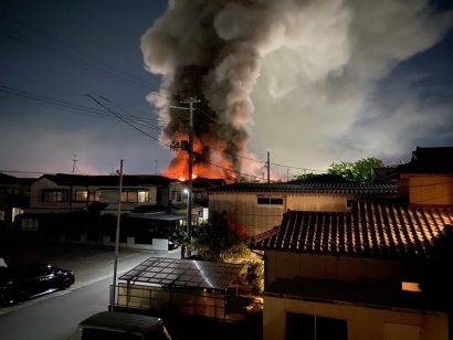 【火災詳報】新潟市中央区愛宕3丁目で火事、造園業の「芳樹園」木造2階建て事業所が全焼