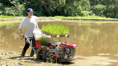 【今年は新たな栽培方式の苗で挑戦！】岩塚製菓（新潟県長岡市）が自然栽培米の田植えを実施、地域とともに自然を守る8年目の取り組み（動画あり）