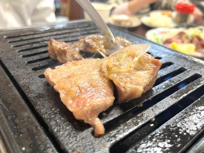 【キシャメシ】朝挽きホルモンが旨い！店名とは裏腹な大衆焼肉「全力!!ソーセージ！」(新潟市中央区)