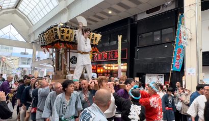 【雨空を吹き飛ばす威勢のいい掛け声】古町演芸場主催の「ふるまち縁のつどい」が今年も開催（新潟市中央区）【動画あり】