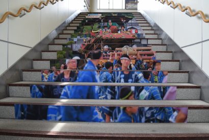 【JR村上駅】新潟三大高市の一つ「村上大祭」を階段アートで盛り上げる！（新潟県村上市）【村上新聞】