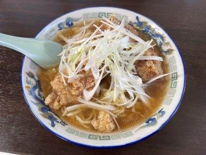 【キシャメシ】100人入る大箱ラーメン店でボリューミーな唐揚げラーメンを食す